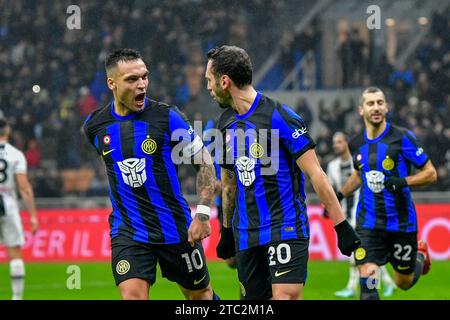 Milan, Italie. 09 décembre 2023. Hakan Calhanoglu (20) de l'Inter marque 1-0 sur un penalty et célèbre avec Lautaro Martinez (10) lors du match Serie A entre l'Inter et l'Udinese à Giuseppe Meazza à Milan. (Crédit photo : Gonzales photo/Alamy Live News Banque D'Images