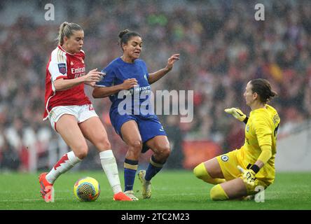 Alessia Russo d'Arsenal est fauchée par Jess carter de Chelsea et la gardienne Ann-Katrin Berger, entraînant une pénalité, lors du match de Super League féminine de Barclays à l'Emirates Stadium de Londres. Date de la photo : dimanche 10 décembre 2023. Banque D'Images