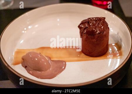 Lave au chocolat servie sur assiette avec glace au chocolat Banque D'Images