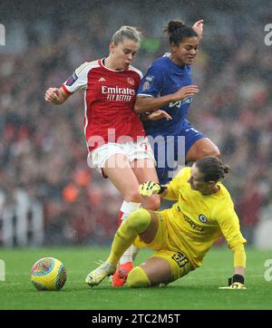 Alessia Russo d'Arsenal est fauchée par Jess carter de Chelsea et la gardienne Ann-Katrin Berger, entraînant une pénalité, lors du match de Super League féminine de Barclays à l'Emirates Stadium de Londres. Date de la photo : dimanche 10 décembre 2023. Banque D'Images