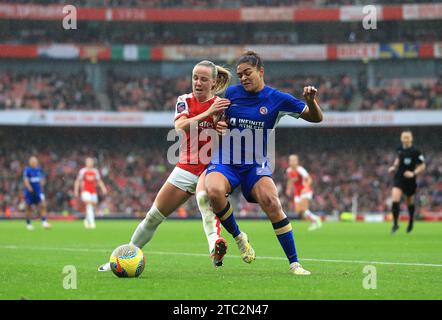 Beth Mead d'Arsenal (à gauche) et Jess carter de Chelsea se battent pour le ballon lors du match de Super League féminine de Barclays à l'Emirates Stadium, à Londres. Date de la photo : dimanche 10 décembre 2023. Banque D'Images