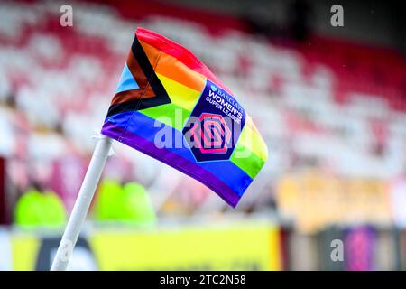 Dagenham, royaume-uni. 10 décembre 2023.Dagenham, Royaume-Uni. 10 décembre 2023. Rainbow Laces Corner Flag lors du match de Barclays FA Women's Super League entre West Ham United et Everton au Chigwell Construction Stadium, Dagenham, le dimanche 10 décembre 2023. (Photo : Kevin Hodgson | MI News) crédit : MI News & Sport / Alamy Live News Banque D'Images