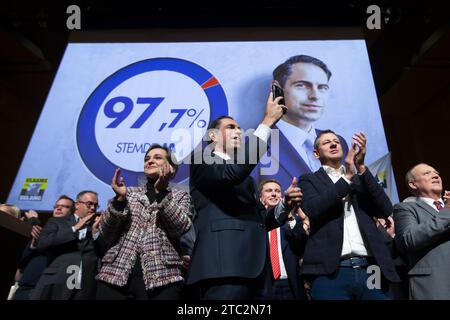 Antwerpen, Belgique. 10 décembre 2023. Tom Van Grieken de Vlaams Belang photographié lors d'un congrès du parti flamand d'extrême droite Vlaams Belang pour discuter du poste de président, dimanche 10 décembre 2023 à Anvers. BELGA PHOTO KRISTOF VAN ACCOM crédit : Belga News Agency/Alamy Live News Banque D'Images