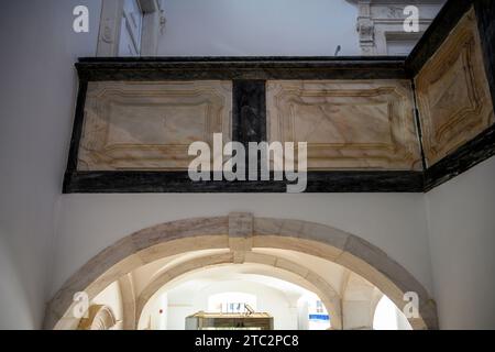 Escalier en marbre à l'intérieur du musée des figures d'argile, Estremoz Alentejo, Portugal Banque D'Images