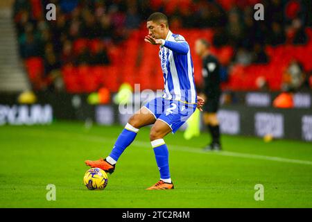 bet365 Stadium, Stoke, Angleterre - 9 décembre 2023 Liam Palmer (2) de Sheffield Wednesday contrôle le ballon - pendant le match Stoke City contre Sheffield Wednesday, EFL Championship, 2023/24, bet365 Stadium, Stoke, Angleterre - 9 décembre 2023 crédit : Arthur Haigh/WhiteRosePhotos/Alamy Live News Banque D'Images