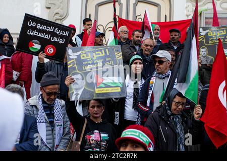 10 décembre 2023 : Tunis, Tunisie. 10 décembre 2023. Un rassemblement est organisé dans le centre de Tunis pour réclamer la libération des prisonniers politiques en Tunisie et en Palestine. Les participants ont agité le drapeau palestinien et tunisien pendant la manifestation, organisée par la coalition du Front du salut national (image de crédit : © Hasan Mrad/IMAGESLIVE via ZUMA Press Wire) À USAGE ÉDITORIAL SEULEMENT! Non destiné à UN USAGE commercial ! Banque D'Images