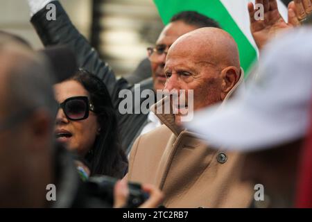 Tunis, Tunisie. 10 décembre 2023 : Ahmed Najib Chebbi, chef de la coalition Front de salut national, lors d'un rassemblement à Tunis appelant à la libération des prisonniers politiques en Tunisie et en Palestine. Les participants ont agité le drapeau palestinien et tunisien lors de la manifestation organisée par la coalition du Front du salut national (image de crédit : © Hasan Mrad/IMAGESLIVE via ZUMA Press Wire) À USAGE ÉDITORIAL SEULEMENT! Non destiné à UN USAGE commercial ! Crédit : ZUMA Press, Inc./Alamy Live News Banque D'Images