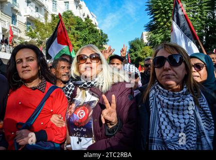 Tunis, Tunisie. 10 décembre 2023 : Tunis, Tunisie. 10 décembre 2023. Un rassemblement est organisé dans le centre de Tunis pour réclamer la libération des prisonniers politiques en Tunisie et en Palestine. Les participants ont agité le drapeau palestinien et tunisien pendant la manifestation, organisée par la coalition du Front du salut national (image de crédit : © Hasan Mrad/IMAGESLIVE via ZUMA Press Wire) À USAGE ÉDITORIAL SEULEMENT! Non destiné à UN USAGE commercial ! Crédit : ZUMA Press, Inc./Alamy Live News Banque D'Images