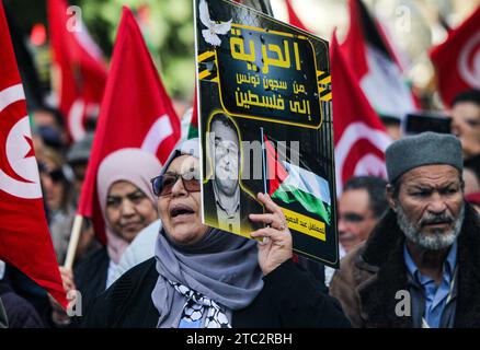 Tunis, Tunisie. 10 décembre 2023 : Tunis, Tunisie. 10 décembre 2023. Un rassemblement est organisé dans le centre de Tunis pour réclamer la libération des prisonniers politiques en Tunisie et en Palestine. Les participants ont agité le drapeau palestinien et tunisien pendant la manifestation, organisée par la coalition du Front du salut national (image de crédit : © Hasan Mrad/IMAGESLIVE via ZUMA Press Wire) À USAGE ÉDITORIAL SEULEMENT! Non destiné à UN USAGE commercial ! Crédit : ZUMA Press, Inc./Alamy Live News Banque D'Images