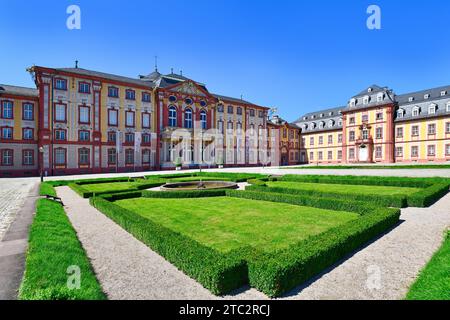 Bruchsal, Allemagne - 1 août 2023 : vue de face du château baroque appelé Palais Bruchsal par jour ensoleillé Banque D'Images