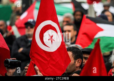 Tunis, Tunisie. 10 décembre 2023 : Tunis, Tunisie. 10 décembre 2023. Un rassemblement est organisé dans le centre de Tunis pour réclamer la libération des prisonniers politiques en Tunisie et en Palestine. Les participants ont agité le drapeau palestinien et tunisien pendant la manifestation, organisée par la coalition du Front du salut national (image de crédit : © Hasan Mrad/IMAGESLIVE via ZUMA Press Wire) À USAGE ÉDITORIAL SEULEMENT! Non destiné à UN USAGE commercial ! Crédit : ZUMA Press, Inc./Alamy Live News Banque D'Images