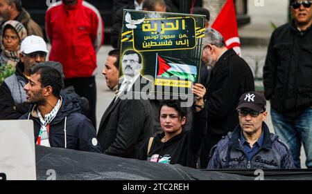 Tunis, Tunisie. 10 décembre 2023 : Tunis, Tunisie. 10 décembre 2023. Un rassemblement est organisé dans le centre de Tunis pour réclamer la libération des prisonniers politiques en Tunisie et en Palestine. Les participants ont agité le drapeau palestinien et tunisien pendant la manifestation, organisée par la coalition du Front du salut national (image de crédit : © Hasan Mrad/IMAGESLIVE via ZUMA Press Wire) À USAGE ÉDITORIAL SEULEMENT! Non destiné à UN USAGE commercial ! Crédit : ZUMA Press, Inc./Alamy Live News Banque D'Images