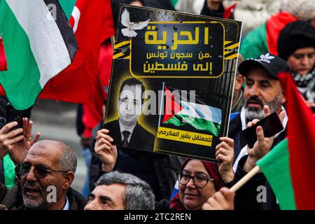 Tunis, Tunisie. 10 décembre 2023 : Tunis, Tunisie. 10 décembre 2023. Un rassemblement est organisé dans le centre de Tunis pour réclamer la libération des prisonniers politiques en Tunisie et en Palestine. Les participants ont agité le drapeau palestinien et tunisien pendant la manifestation, organisée par la coalition du Front du salut national (image de crédit : © Hasan Mrad/IMAGESLIVE via ZUMA Press Wire) À USAGE ÉDITORIAL SEULEMENT! Non destiné à UN USAGE commercial ! Crédit : ZUMA Press, Inc./Alamy Live News Banque D'Images