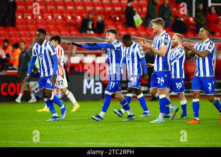 bet365 Stadium, Stoke, Angleterre - 9 décembre 2023 Sheffield Wednesday les joueurs célèbrent la victoire devant les fans à la fin du match - pendant le match Stoke City v Sheffield Wednesday, EFL Championship, 2023/24, bet365 Stadium, Stoke, Angleterre - 9 décembre 2023 crédit : Arthur Haigh/WhiteRosePhotos/Alamy Live News Banque D'Images