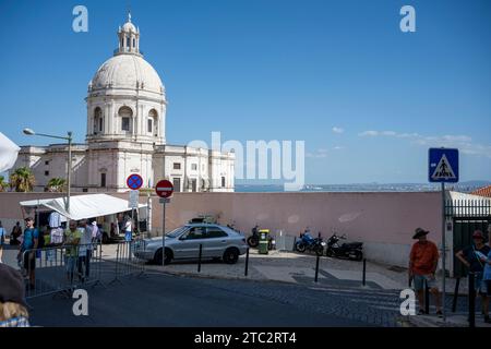 Marché aux puces du dimanche, Feira da Ladra (foire aux voleurs) au campo de Santa Clara Lisbonne Panthéon national du Portugal, Santa Engracia, en arrière-plan. 17e-cen Banque D'Images