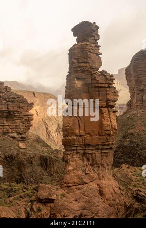 Monument Creek Tower se dresse seule le long du Canyon au-dessus de Granite Rapids dans le parc national du Grand Canyon Banque D'Images