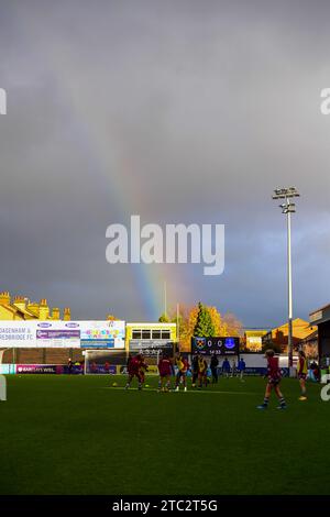 Dagenham, royaume-uni. 10 décembre 2023.Dagenham, Royaume-Uni. 10 décembre 2023. Vue générale à l'intérieur du stade avec arc-en-ciel au loin lors du match de Barclays FA Women's Super League entre West Ham United et Everton au Chigwell Construction Stadium, Dagenham le dimanche 10 décembre 2023. (Photo : Kevin Hodgson | MI News) crédit : MI News & Sport / Alamy Live News Banque D'Images