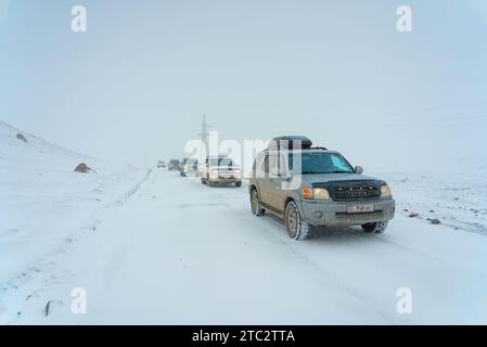 Visiter le Kirghizistan avec un véhicule hors route dans un paysage enneigé Banque D'Images