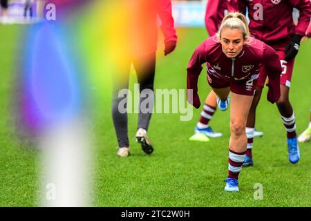 Dagenham, royaume-uni. 10 décembre 2023.Dagenham, Royaume-Uni. 10 décembre 2023. Kirsty Smith (2 West Ham) se réchauffe lors du match de Barclays FA Women's Super League entre West Ham United et Everton au Chigwell Construction Stadium, Dagenham le dimanche 10 décembre 2023. (Photo : Kevin Hodgson | MI News) crédit : MI News & Sport / Alamy Live News Banque D'Images