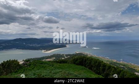 La côte atlantique portugaise et l'embouchure de la rivière Mino vu du sommet du Monte Santa Trega, A Guarda, Galice, Espagne, Europe Banque D'Images