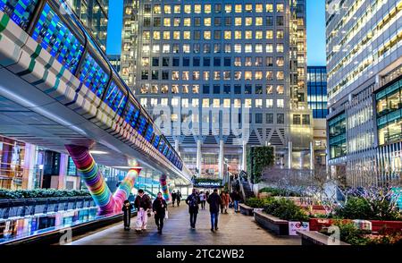 Les gens marchent le long devant Cabot Square à Canary Wharf Londres Royaume-Uni Banque D'Images