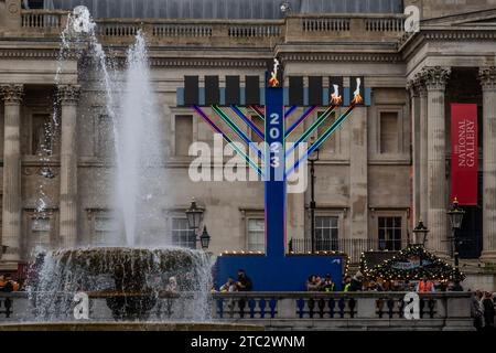 Londres, Royaume-Uni. 09 décembre 2023. La menorah géante s'illumina pour Hanoukka (Hanoukka), la fête juive des lumières, à Trafalgar Square. La menorah est exposée du jeudi 7 décembre au jeudi 14 décembre, avec une des lumières allumée à 4h chaque jour et à 17H15 le samedi. Soutenu par le maire de Londres. Noël à Trafalgar Square. Crédit : Guy Bell/Alamy Live News Banque D'Images