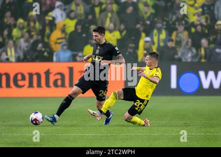 Columbus, Ohio, États-Unis. 9 décembre 2023. Le défenseur du LAFC Ryan Hollingshead (24) et le milieu de terrain du Columbus Crew Alexandru Matan (20). Columbus Crew remporte sa troisième coupe MLS, battant les champions en titre du LAFC, 2-1. (Kindell Buchanan/Alamy Live News) Banque D'Images