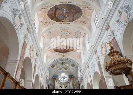 Allemagne, Bavière, Augsbourg, église Sainte-Anne, plafond de l'église Fugger décoré de stuc baroque et rococo et fresques de Johann Georg Bergmüller. Banque D'Images