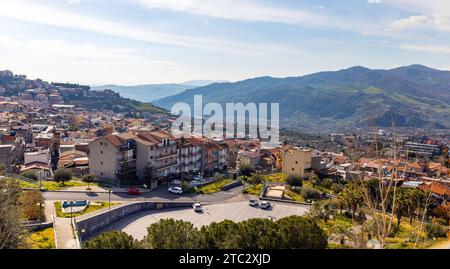 Bronte, Sicile, Italie - 17 février 2023 : vue panoramique de la ville de Bronte célèbre pour sa pistache sicilienne sur la vallée de la rivière Simeto sur la pente de l'Etna Banque D'Images