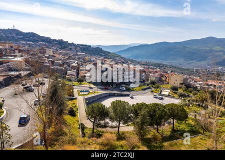 Bronte, Sicile, Italie - 17 février 2023 : vue panoramique de la ville de Bronte célèbre pour sa pistache sicilienne sur la vallée de la rivière Simeto sur la pente de l'Etna Banque D'Images