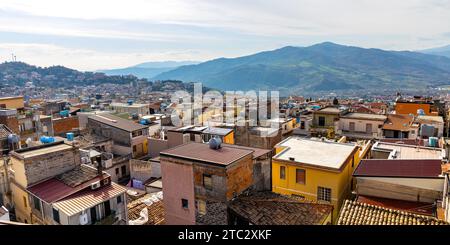Bronte, Sicile, Italie - 17 février 2023 : vue panoramique de la ville de Bronte célèbre pour sa pistache sicilienne sur la vallée de la rivière Simeto sur la pente de l'Etna Banque D'Images