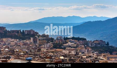 Bronte, Sicile, Italie - 17 février 2023 : vue panoramique de la ville de Bronte célèbre pour sa pistache sicilienne sur la vallée de la rivière Simeto sur la pente de l'Etna Banque D'Images