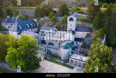 Vue aérienne du monastère de Cetinje, ancienne capitale royale, siège du Metropolitanat du Monténégro et du littoral de l'Église orthodoxe serbe Banque D'Images