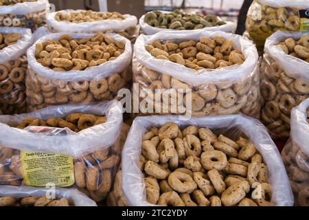 Gros plan de taralli sur un stand à Polignano une jument Banque D'Images