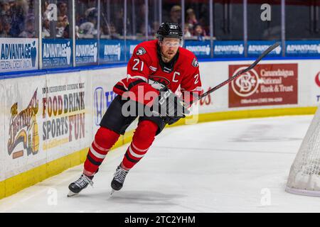 Rochester, New York, États-Unis. 8 décembre 2023. L’attaquant de Charlotte Checkers, Zac Dale (21), patine en première période contre les Americans de Rochester. Les Americans de Rochester ont accueilli les Checkers de Charlotte dans un match de la Ligue américaine de hockey au Blue Cross Arena de Rochester, New York. (Jonathan Tenca/CSM). Crédit : csm/Alamy Live News Banque D'Images