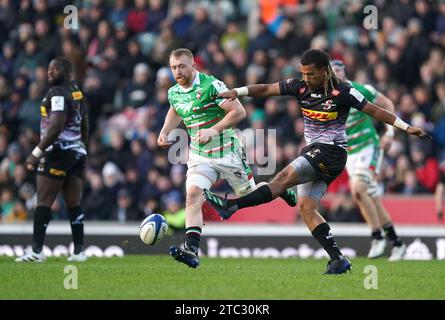 Clayton Blommetjies des Stormers lance le ballon sur le terrain lors du match de la coupe des Champions Investec au Mattioli Woods Welford Road Stadium, Leicester. Date de la photo : dimanche 10 décembre 2023. Banque D'Images