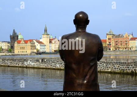 Statue de Sri Chinmoy au musée Kampa-Sovovy mlyny, musée d'art moderne dans le parc Kampa, sur les rives de la Vltava. District de Mala Strana. Prague, Tchéquie. Banque D'Images