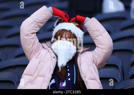 10 décembre 2023 ; Tottenham Hotspur Stadium, Londres, Angleterre ; Premier League football, Tottenham Hotspur contre Newcastle United ; fan sud-coréen posant en portant un chapeau de Noël et une barbe Banque D'Images