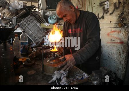 Khan Yunis, Gaza. 08 décembre 2023. Un réparateur Hold répare des fourneaux à pression à kérosène dans son atelier de Rafah, dans le sud de la bande de Gaza, le 9 décembre 2023, alors que les Palestiniens recourent aux alternatives les moins chères disponibles pour cuisiner et se chauffer dans un contexte de pénurie de ressources alors que les combats se poursuivent entre Israël et les militants palestiniens dans la bande de Gaza. Photo par Ismael Mohamad/UPI. Crédit : UPI/Alamy Live News Banque D'Images