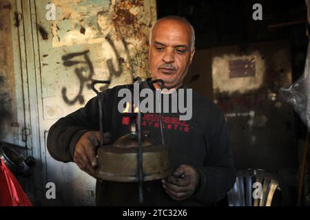 Khan Yunis, Gaza. 08 décembre 2023. Un réparateur Hold répare des fourneaux à pression à kérosène dans son atelier de Rafah, dans le sud de la bande de Gaza, le 9 décembre 2023, alors que les Palestiniens recourent aux alternatives les moins chères disponibles pour cuisiner et se chauffer dans un contexte de pénurie de ressources alors que les combats se poursuivent entre Israël et les militants palestiniens dans la bande de Gaza. Photo par Ismael Mohamad/UPI. Crédit : UPI/Alamy Live News Banque D'Images