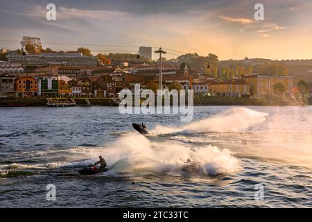 Porto, Porugal -13 novembre 2021 : course de jet ski sur la rivière Duoro. Quartier de Ribeira Banque D'Images