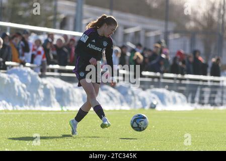 Munich, Allemagne. 10 décembre 2023. Munich, Allemagne, 10 décembre 2023 : Lisa Karl (17 FC Bayern Munich II) lors de la 2. Match Frauen-Bundesliga entre le FC Bayern Munich II et le FSV Guetersloh 2009 au FC Bayern Campus, Allemagne. (Sven Beyrich/SPP) crédit : SPP Sport Press photo. /Alamy Live News Banque D'Images