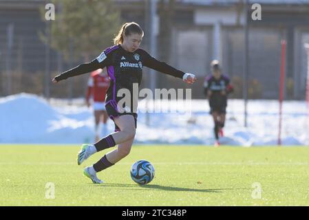 Munich, Allemagne. 10 décembre 2023. Munich, Allemagne, 10 décembre 2023 : Lisa Karl (17 FC Bayern Munich II) lors de la 2. Match Frauen-Bundesliga entre le FC Bayern Munich II et le FSV Guetersloh 2009 au FC Bayern Campus, Allemagne. (Sven Beyrich/SPP) crédit : SPP Sport Press photo. /Alamy Live News Banque D'Images