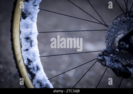 Val Di Sole, Italie. 10 décembre 2023. La photo d'illustration montre la neige sur le pneu de vélo lors de la course élite masculine à l'épreuve cycliste Val di Sole Trentino Trentino, le dimanche 10 décembre 2023 en Italie, étape 7/14 de la compétition de coupe du monde. BELGA PHOTO DAVID PINTENS crédit : Belga News Agency/Alamy Live News Banque D'Images