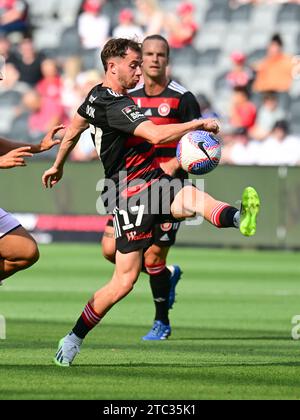 Parramatta, Australie. 10 décembre 2023. Lachlan Ricky Brook du Western Sydney Wanderers FC est en action lors du match de la saison 7 de la saison 2023/24 entre le Western Sydney Wanderers FC et le Melbourne Victory FC qui s'est tenu au CommBank Stadium. Score final ; victoire de Melbourne 4:3 Western Sydney Wanderers. Crédit : SOPA Images Limited/Alamy Live News Banque D'Images