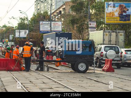 Ouvriers réparant les voies ferrées du tramway Banque D'Images