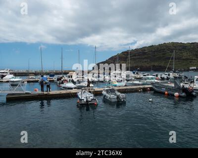 Machico, Madère, Portugal, 17 mai 2022 : vue sur la marina de la baie de Machico, port avec bateaux de pêche et yachts. Machico est une ville de villégiature populaire à l'est de coa Banque D'Images