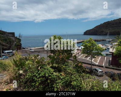 Machico, Madère, Portugal, 17 mai 2022 : vue sur la marina de la baie de Machico, port avec bateaux de pêche et yachts. Machico est une ville de villégiature populaire à l'est de coa Banque D'Images