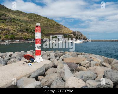 Machico, Madère, Portugal, 17 mai 2022 : vue sur la marina de la baie de Machico, port avec bateaux de pêche et yachts. Machico est une ville de villégiature populaire à l'est de coa Banque D'Images