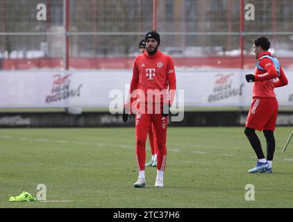 München, Deutschland 10. Décembre 2023 : Fussball, Herren, saison 2023/2024, FC Bayern München, Säbener Strasse, Trainingsgelände, entraînement Noussair Mazraoui (FC Bayern München) stehend Banque D'Images